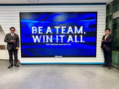 ハイセンスLEDビジョン_右は株式会社横浜スタジアム代表取締役社長　藤井 謙宗氏　左はハイセンスジャパン株式会社マーケティング部部長　家倉 宏太郎氏