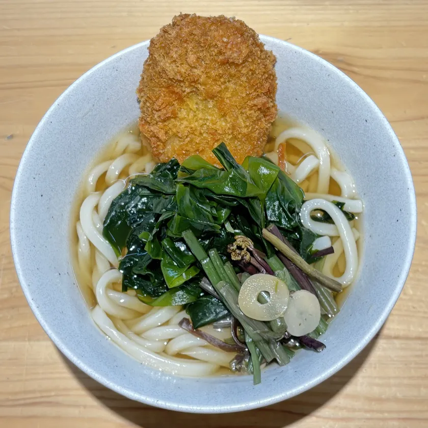 鳴門わかめと阿波尾鶏コロッケの春うどん