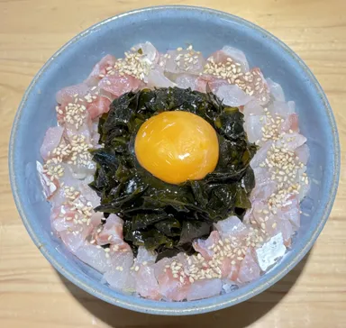 鳴門わかめと鯛のとろ玉海鮮丼