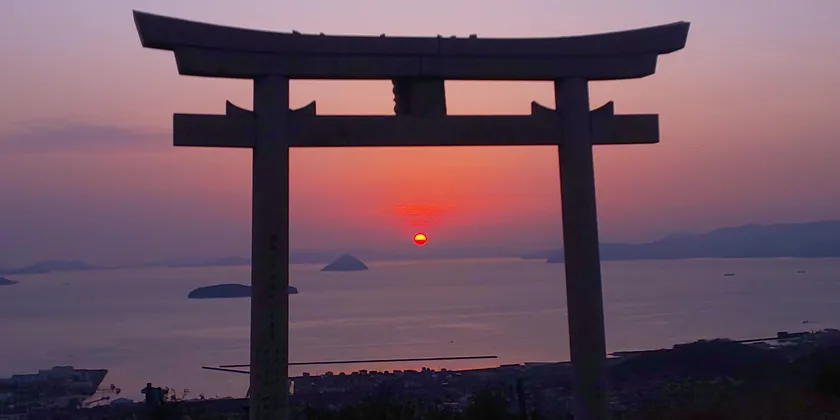 竜王山の天空の鳥居から見る朝日