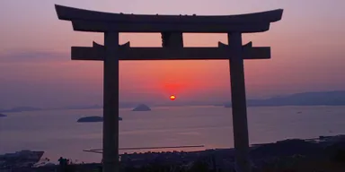 竜王山の天空の鳥居から見る朝日