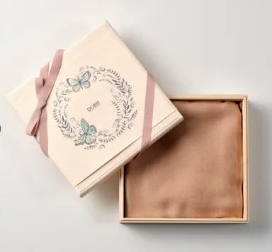 北海道産トドマツ材ギフトボックスと山桜ショール