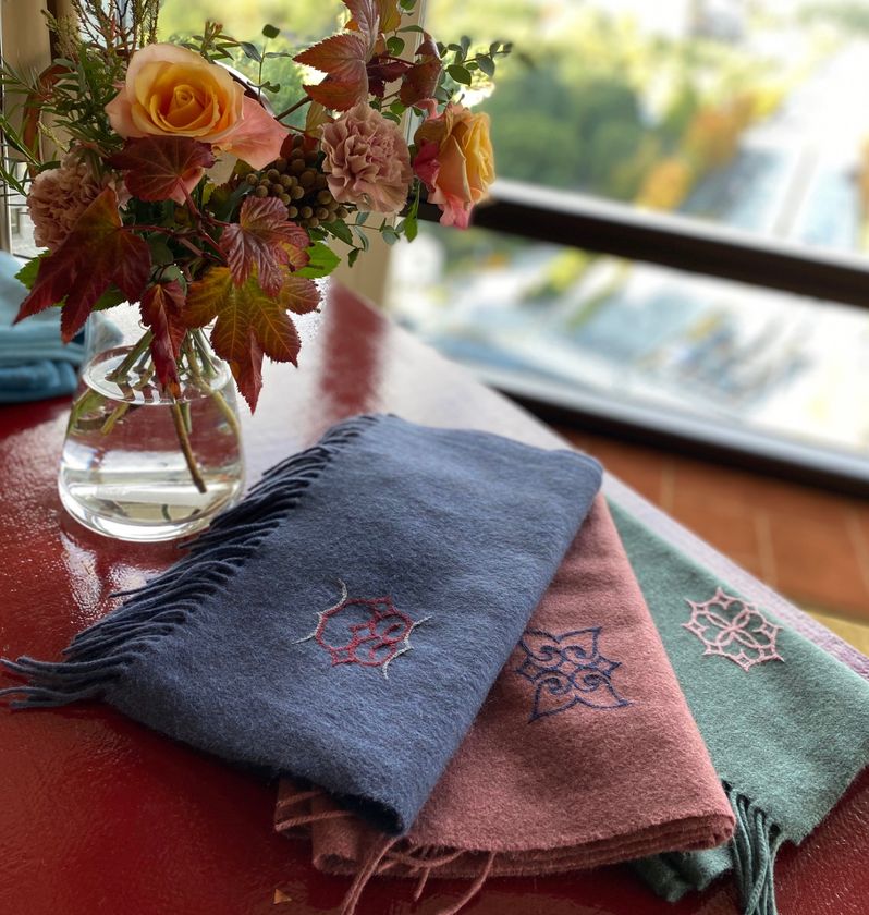 アイヌの伝統文様を纏う、心に届くギフト
SHOKAYのヤク100%ショール・スカーフに
アイヌ文様刺繍をお入れする期間限定サービスを再開!