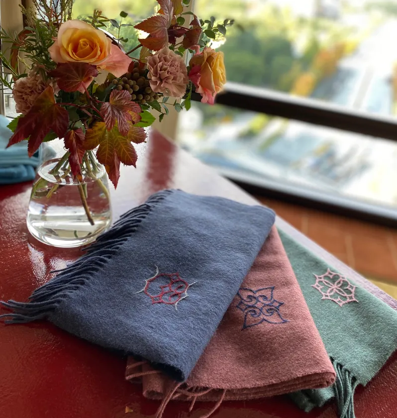 アイヌ文様刺繍入りSHOKAYヤクウールスカーフ