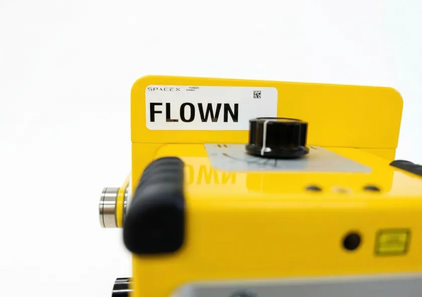 宇宙へ行った実機には「SPACEX　FLOWN」のシール