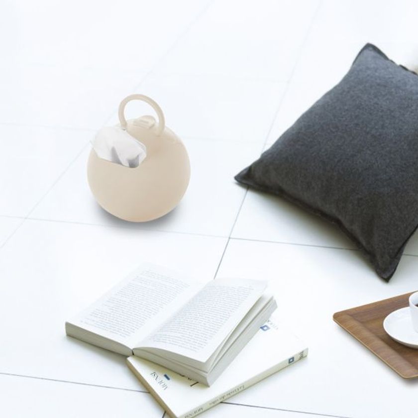 ペットケアやアウトドアで人気の「ポイッとボール」が、
上質なマット質感にリニューアル。
ティッシュペーパーとロールペーパーを選べる。
インテリアに馴染む新3色が登場。