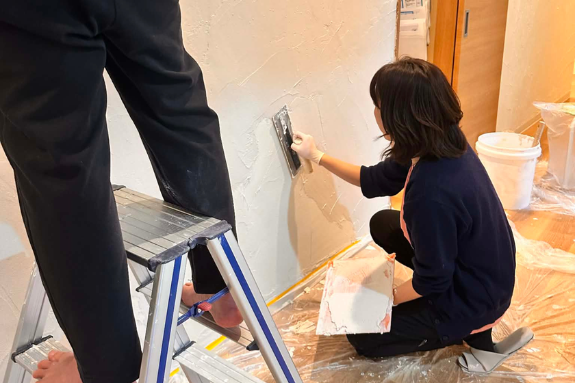 スキマバイトの左官女子が職人不足に一役
左官女子育成「塗り壁技術習得研修」
4月22日に横浜市青葉区で開催