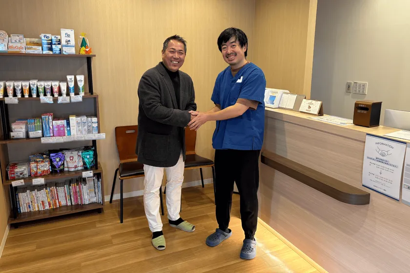 研修を行なっているファイン.住宅/代表取締役:久保勝義(左)と、従業員と共に研修を受けて、自身の歯科医院でも漆喰壁にしているあおばファミリー歯科/院長:横山貴士(右)