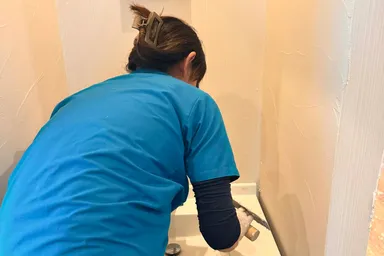 洗面所の壁面に漆喰を塗る様子