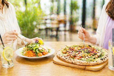 母の日の外出需要、カフェで過ごす来店客(the Farm UNIVERSAL／大阪)