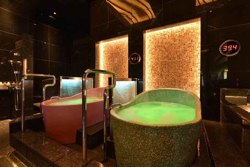 浴槽全体から発生する泡が身体を包み込む「美泡の壺」