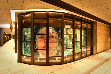 生命の源である泉と女神を描いたエントランスアート