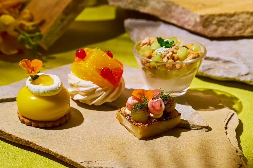 (左から)オレンジと日向夏のムース・柑橘のパヴロヴァ・メロンとアマレットのヴェリーヌ (下)ベルガモットのパンペルデュ 生ハムとメロン