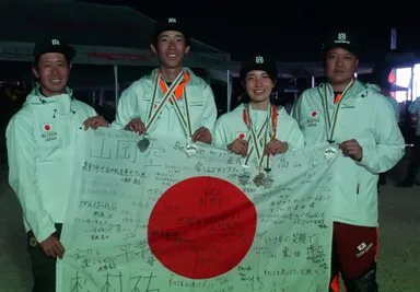 種目別メダル受賞後のJLC Team Husqvarna、 左から松村選手、山岡選手、武藤選手、髙山選手