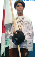 個人総合でメダルと国旗を手にした武藤唯選手