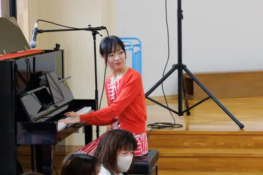 いつもホールに置かれるピアノが、プロの演奏で違うものに