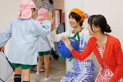 終演後に子どもたちとハイタッチ