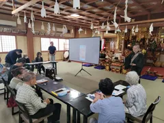 全国で開催されたお寺での終活スマホ教室の様子(大阪明浄寺)