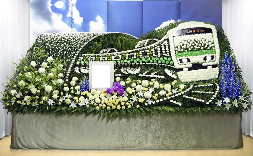 電車をモチーフにした花祭壇