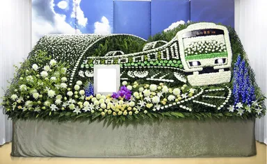 電車をモチーフにした花祭壇