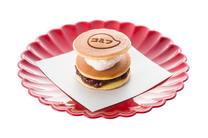 犬と並べたコミフデリ 25thホットドッグ