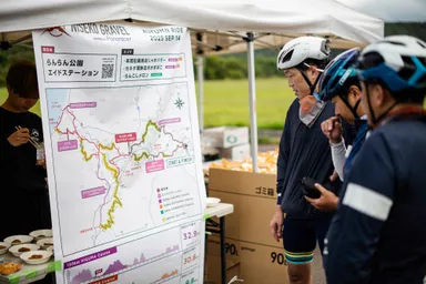 コース上で地図を確認する様子