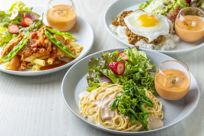 左)春野菜とチキンのトマトペンネ、中央)春野菜と明太子のクリームパスタ