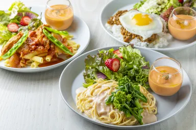 左)春野菜とチキンのトマトペンネ、中央)春野菜と明太子のクリームパスタ