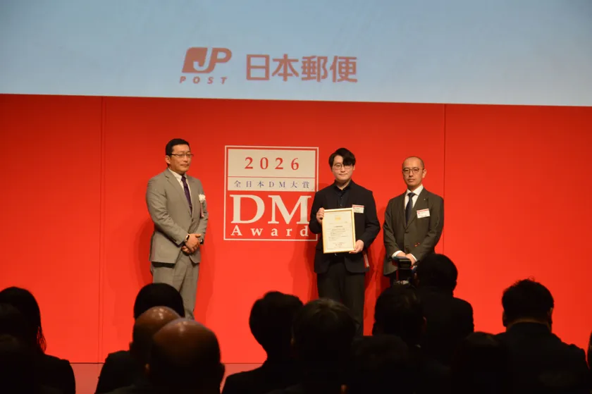 左より日本郵便 平木利親様、ジャルカード 小野達三様、研文社 渡辺大樹