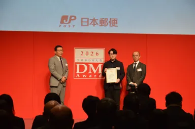 左より日本郵便 平木利親様、ジャルカード 小野達三様、研文社 渡辺大樹