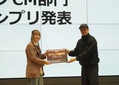 第2回中野ショートフィルムフェスティバル「ナカンヌ」授賞式の様子 （左：平野 初さん、右：審査員の小山 巧氏）