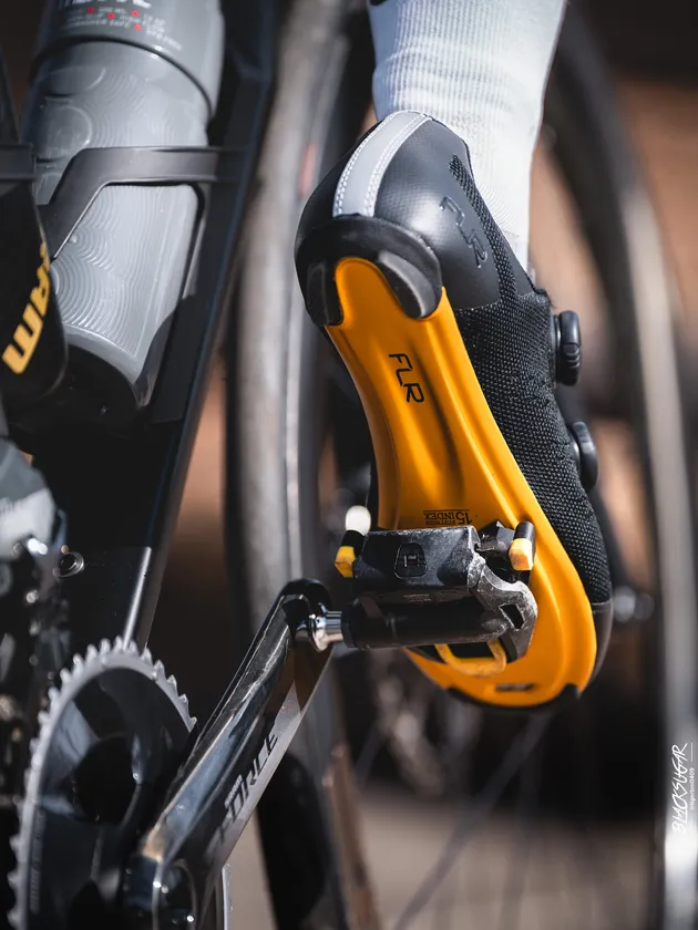 FLR=Fast(速く), Light(軽く), Reliable(信頼できる)