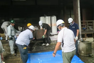 寺院から文化財を救出する様子(熊本地震)