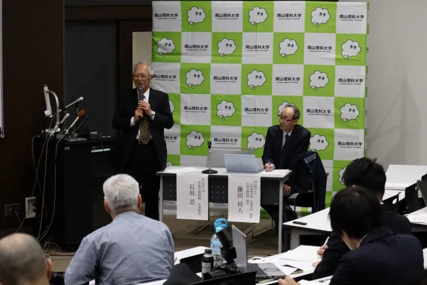 記者会見する石垣名誉館長(左)と藤田館長(右)