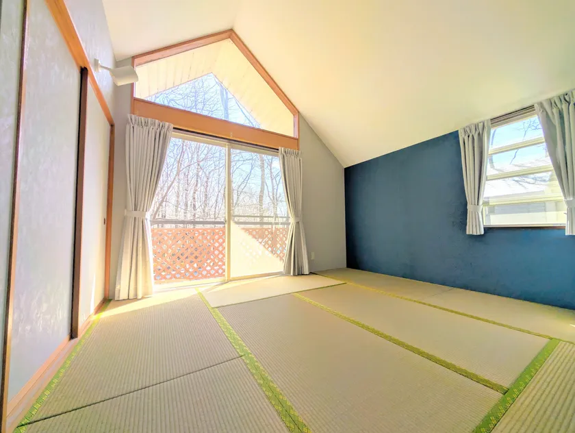 明るく開放感のある寝室