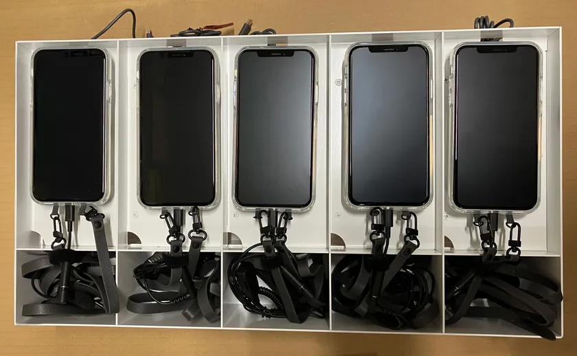 図:スマホを5台単位で充電・保管可能なESSオリジナル「スマホ充電用スタンド」