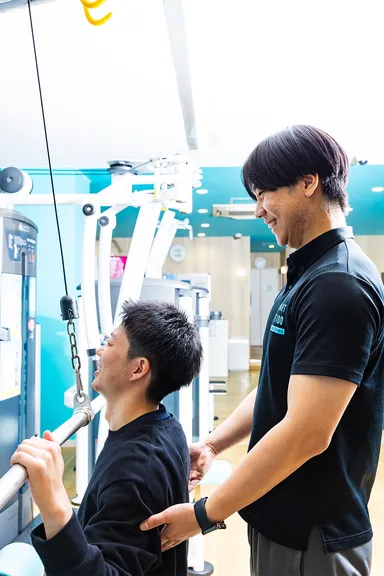 無料パーソナルトレーニングの指導シーン