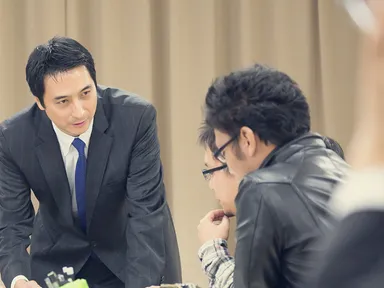 企業講師と学生による真剣なやりとりの様子