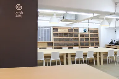 フリーアドレスゾーンと活字棚