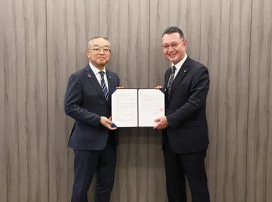 神奈川県福祉子どもみらい局　川名局長(左)、神奈川県住宅供給公社 専務理事　仲野(右)