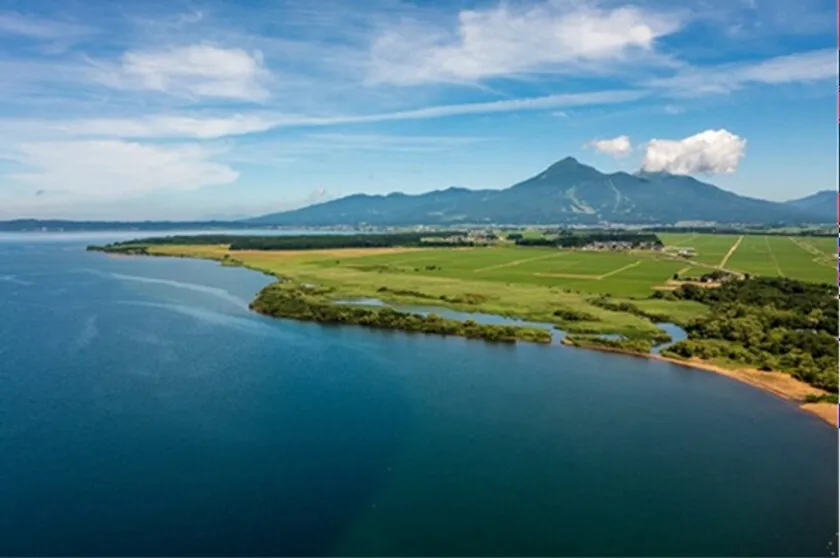 猪苗代湖と磐梯山の空撮