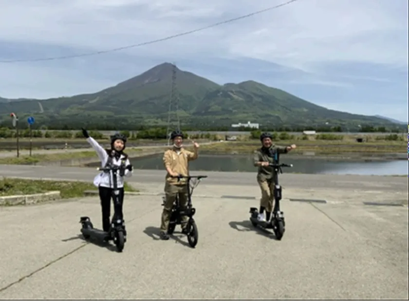 磐梯山を背景に電動キックボード