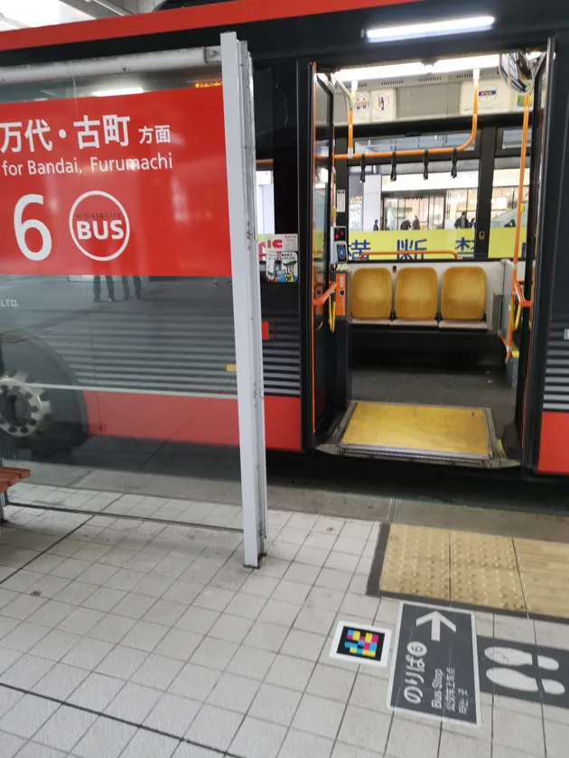 ナビレンスが設置された新潟駅バスターミナルの様子