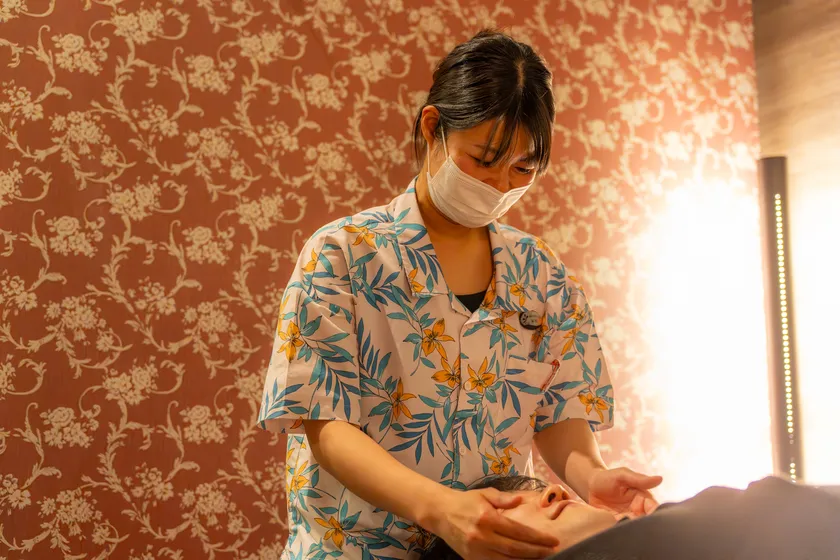 お顔の筋肉に直接アプローチし、シャープなフェイスラインへ