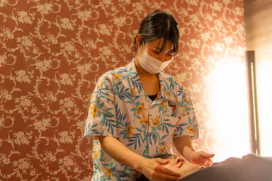 お顔の筋肉に直接アプローチし、シャープなフェイスラインへ