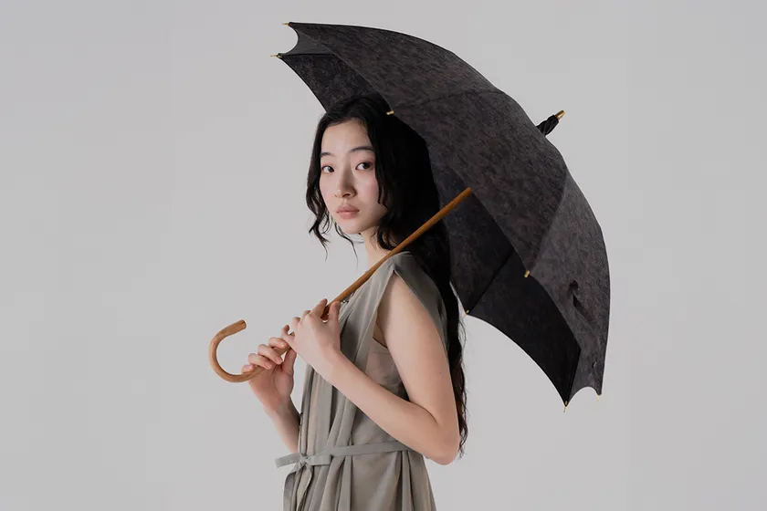 天然繊維ならではの奥行きある色合いを楽しめる日傘