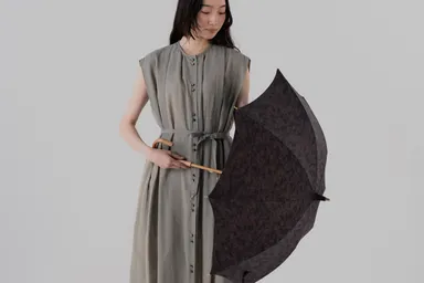 暮らしに馴染む、やわらかな色合いの天然繊維の日傘