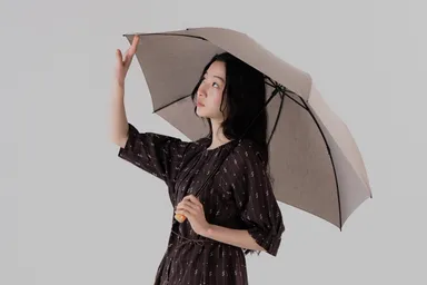 天然繊維の質感が生み出す、やわらかな光をまとう日傘