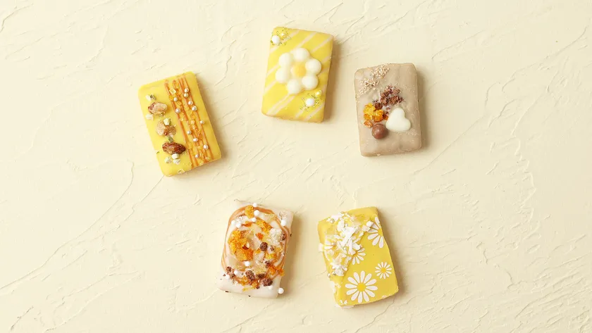 5つの小さなお菓子が入っています