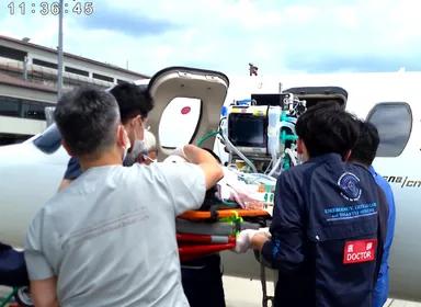 患児を機内に搬入